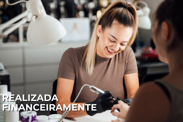 Mulher realizada com seu novo negócio de unhas, mostrando unhas bem feitas e sorrindo com confiança.